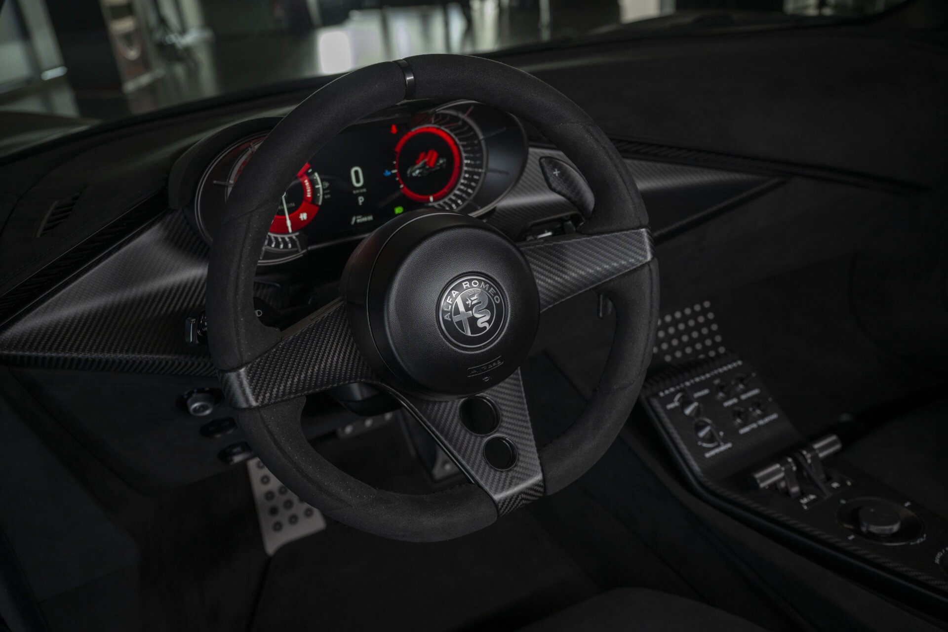 Cockpit mit Lenkrad und Digitalinstrumenten im Alfa Romeo 33 Stradale Perla Nera