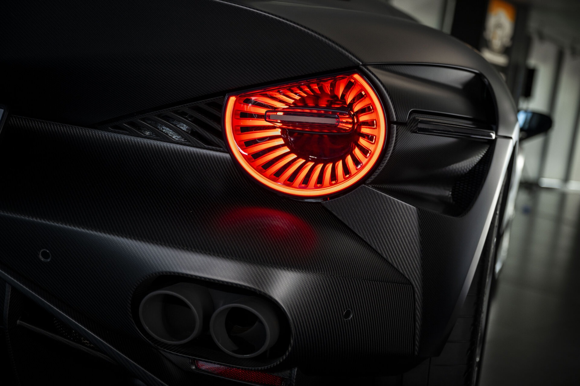 Rückleuchte und Carbon-Heck des Alfa Romeo 33 Stradale Perla Nera
