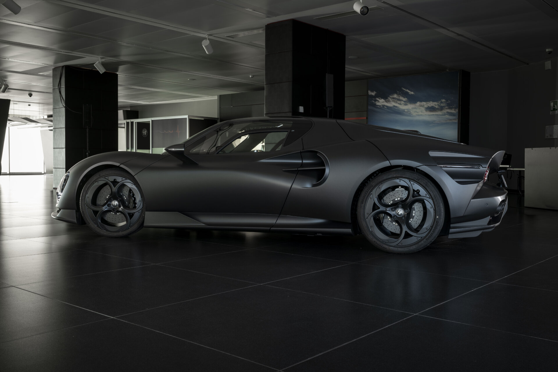 Seitenansicht des Alfa Romeo 33 Stradale Perla Nera mit schwarzen Rädern