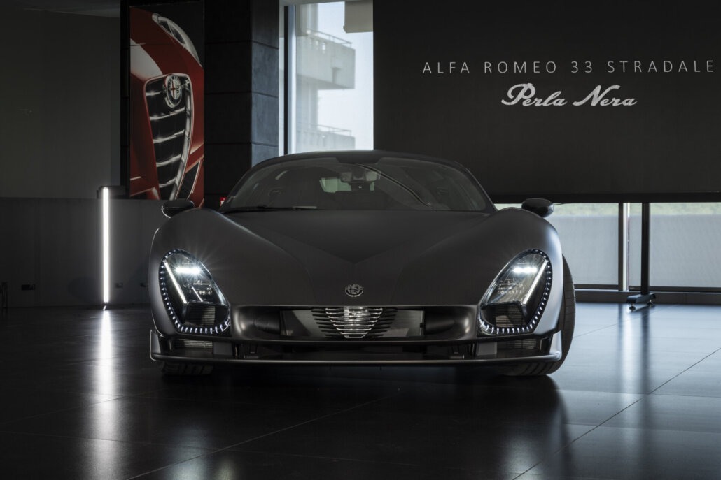Alfa Romeo 33 Stradale: Schwarze Perle aus Carbon