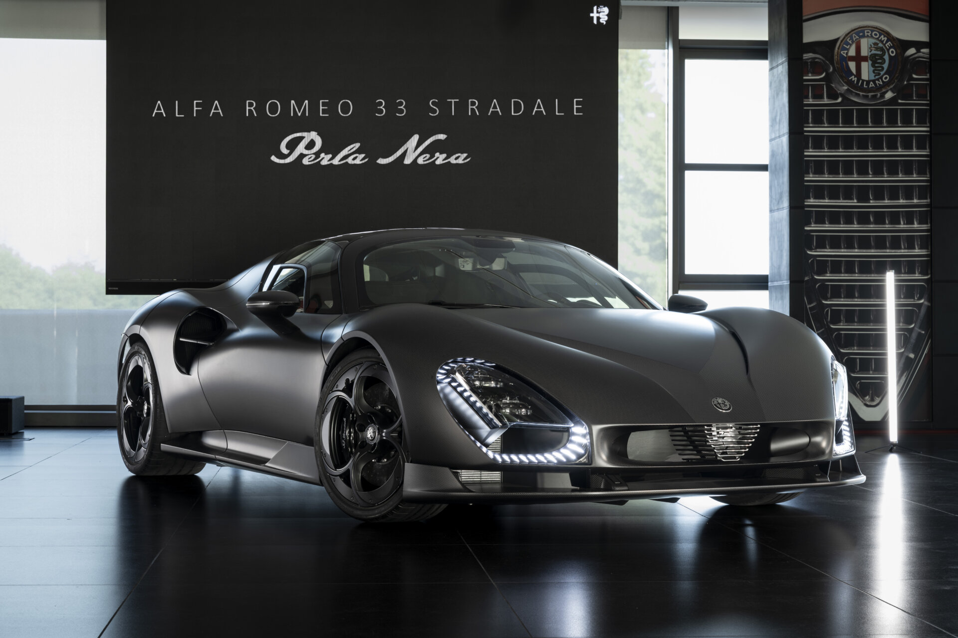 Alfa Romeo 33 Stradale Perla Nera in matter Carbonfaser von vorn im Alfa Romeo Museum
