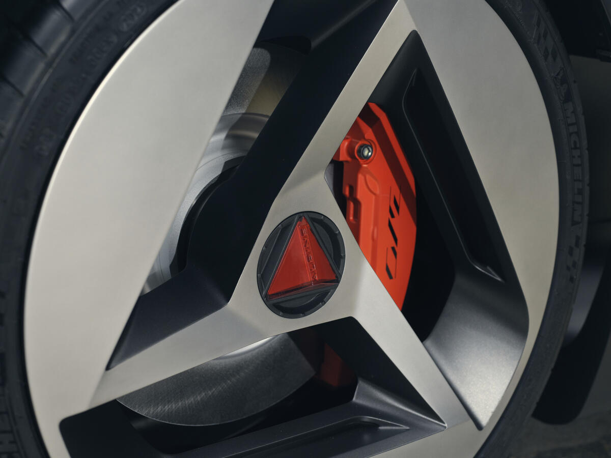 A-förmiges Rad der Alpine A310 Vision mit roter Bremszange