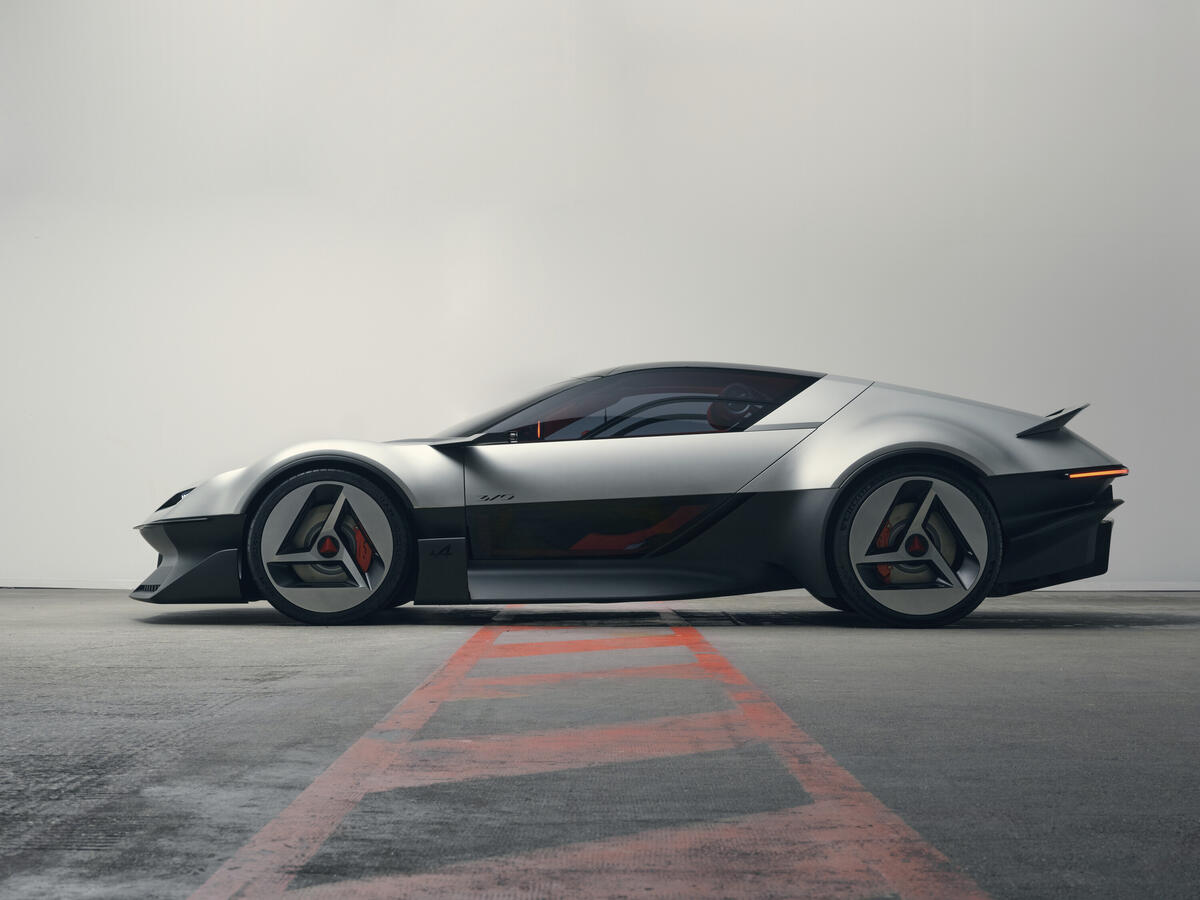 Alpine A310 Vision im Seitenprofil mit A-förmigen Rädern