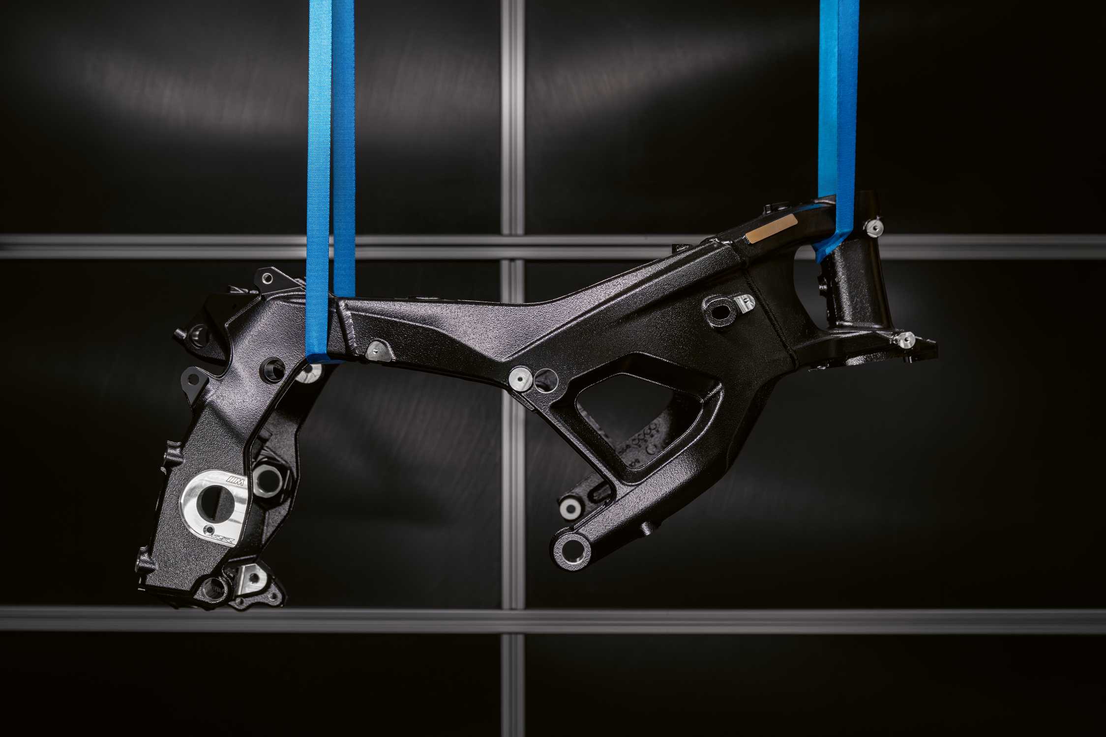 Neuer BMW M Motorsport Rahmen der BMW M 1000 RR an blauen Gurten aufgehängt