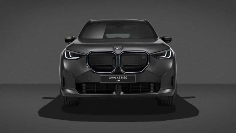 BMW X3 M50 xDrive: Schwarz und 443 PS