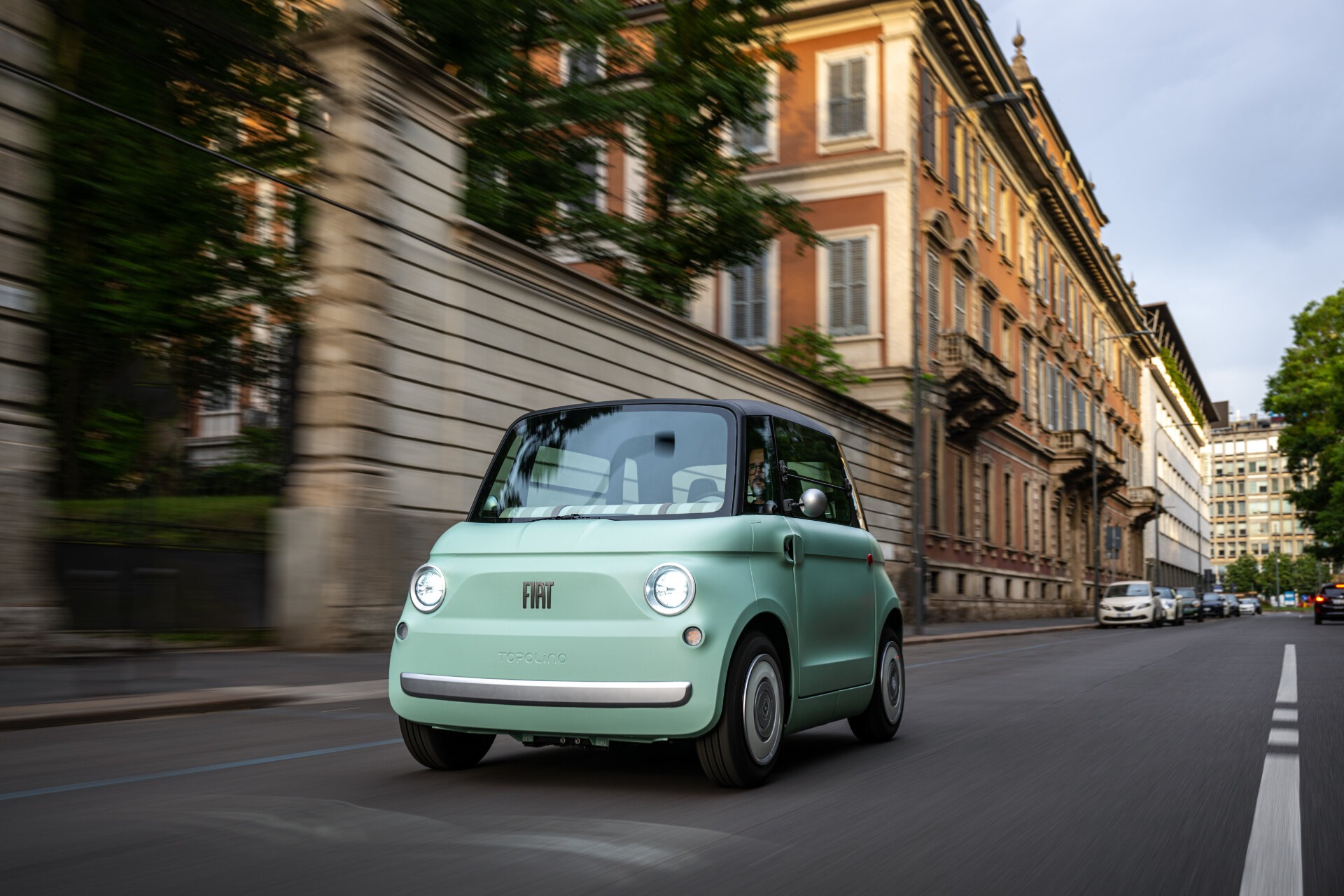 Fiat Topolino fährt durch eine Stadtstraße