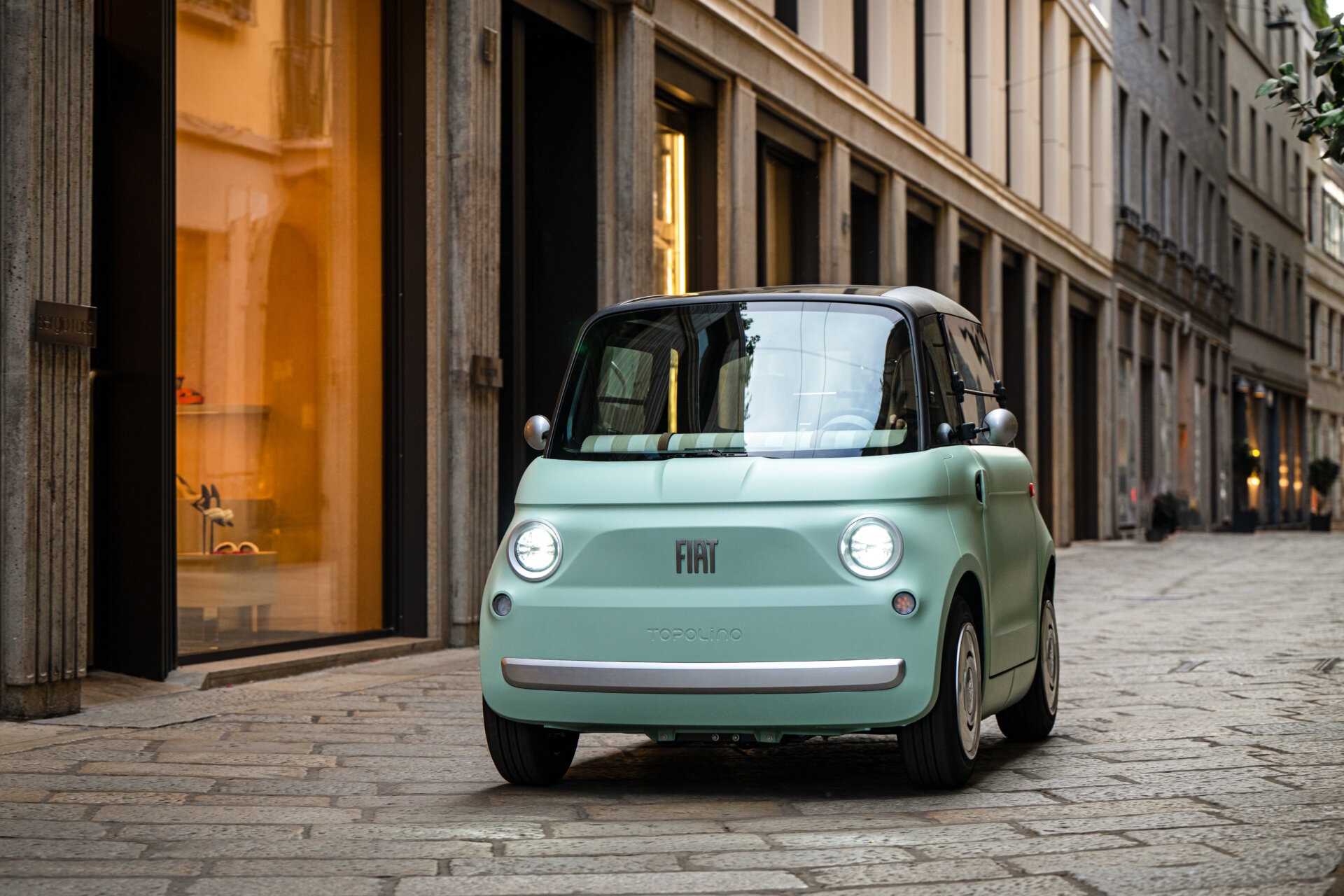 Fiat Topolino von vorne in einer Gasse