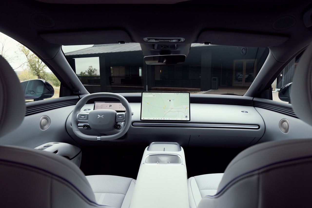 Blick auf das helle Cockpit mit großem Zentralbildschirm und Lenkrad.