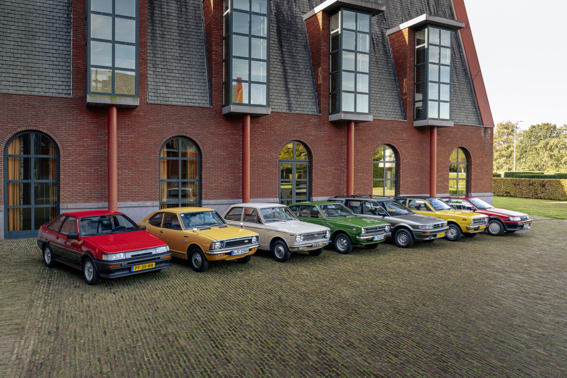 Reihe historischer Toyota Corolla Modelle aus mehreren Generationen