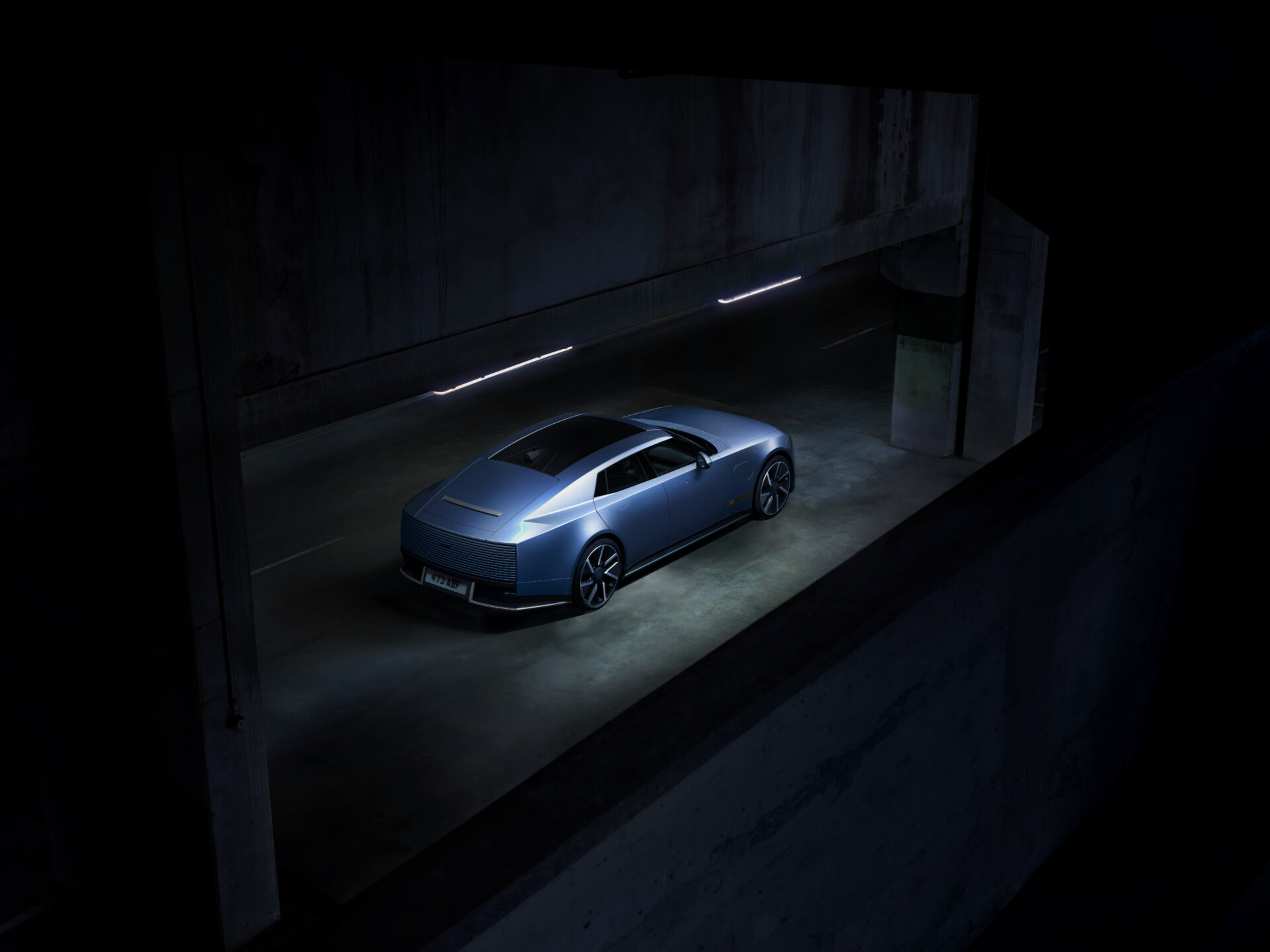 Jaguar Type 01 in Blau, Dreiviertelansicht von hinten in einem Parkhaus