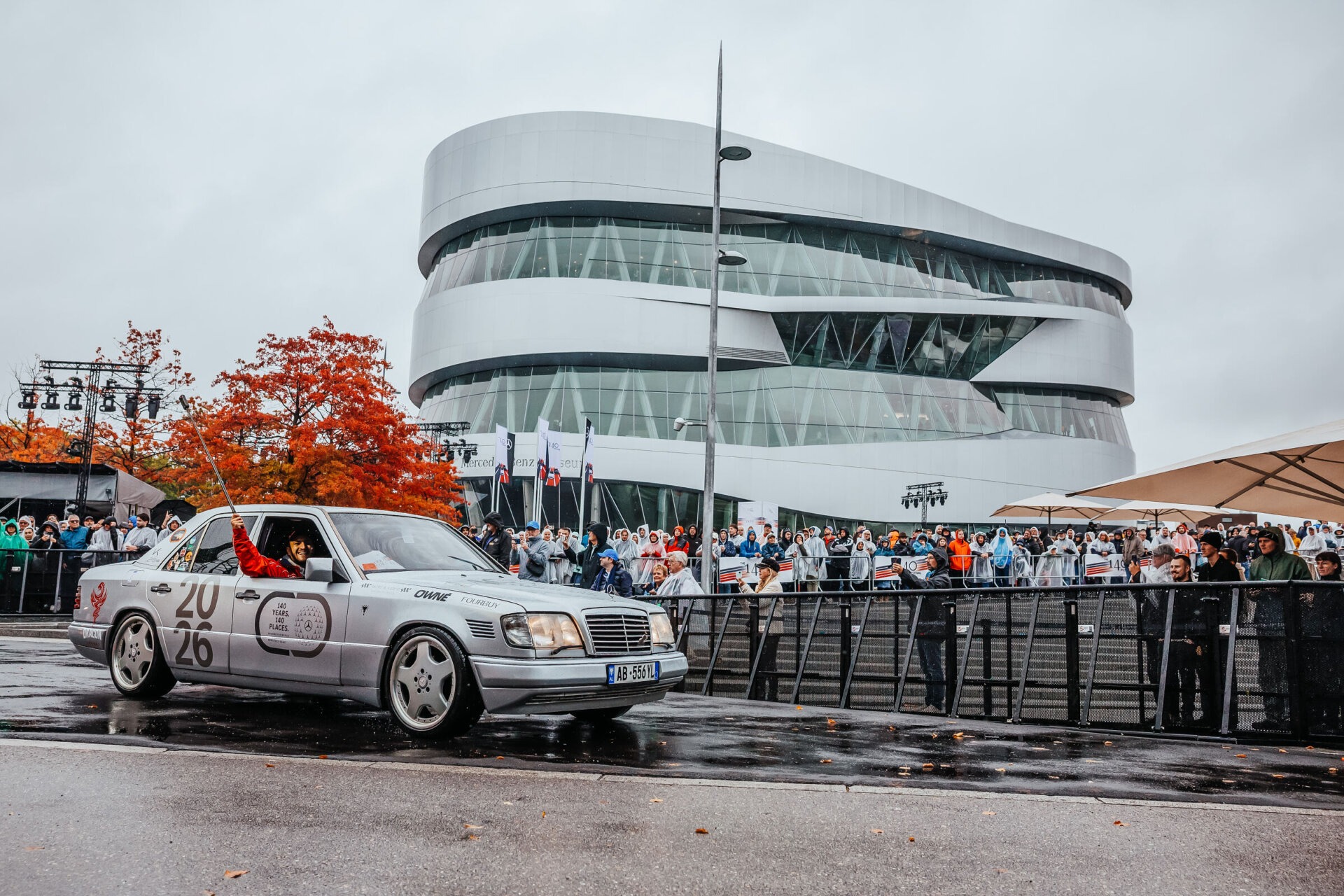 Luftbild: historische und aktuelle Mercedes-Benz Fahrzeuge in Kreisformation beim 140 Festival