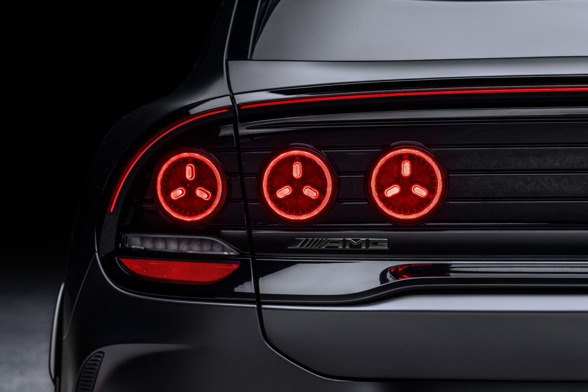 Mercedes-AMG GT SUV Cockpit mit Lenkrad und Displays