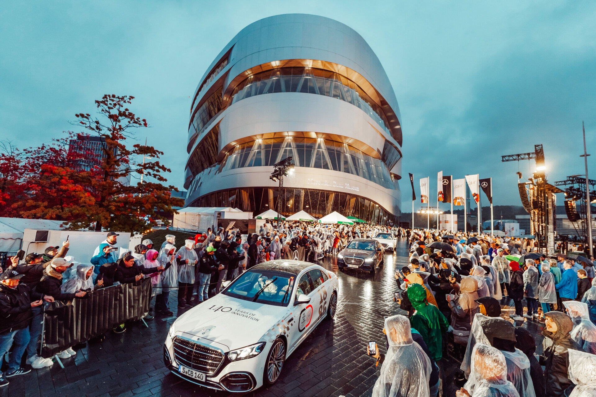 Weiße Mercedes-Benz S-Klasse bei der Ankunft am Mercedes-Benz Museum in Stuttgart