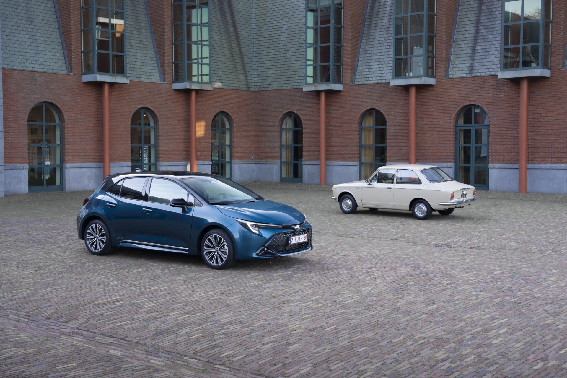 Toyota Corolla Hatchback 60th Anniversary neben einem Corolla der ersten Generation