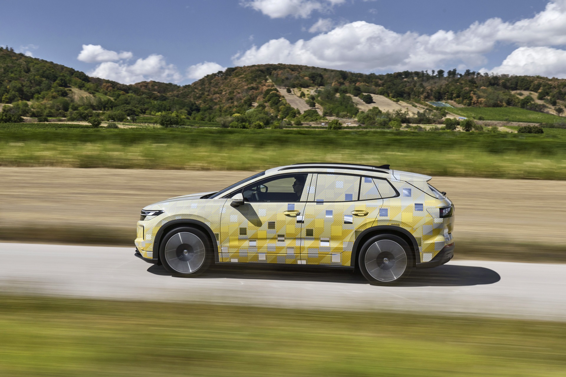 VW ID. Tiguan in Tarnfolierung im Seitenprofil